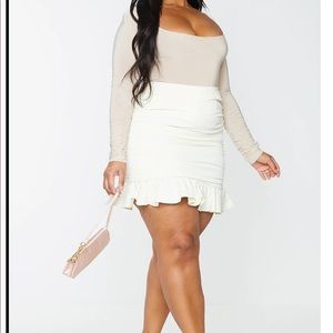 Plus PrettyLittleThing Cream Ruched Frill Hem Mini Skirt